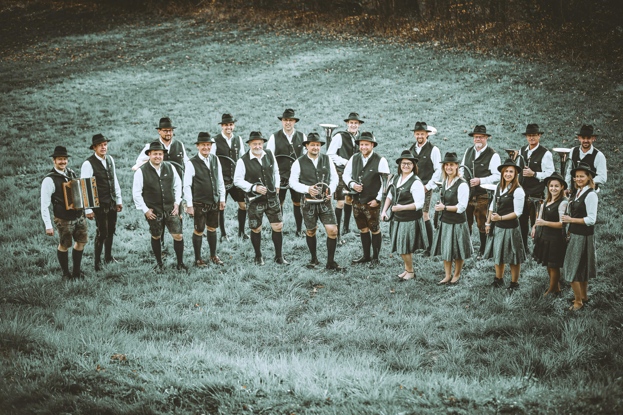 jagamusi_web_portrait_GRUPPENFOTO_wiese
